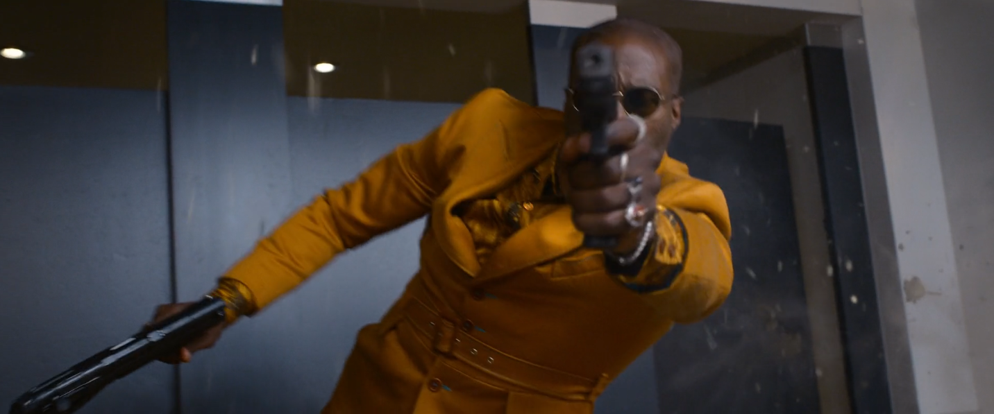 contre-champ sur Shelby qui remarque le dossier