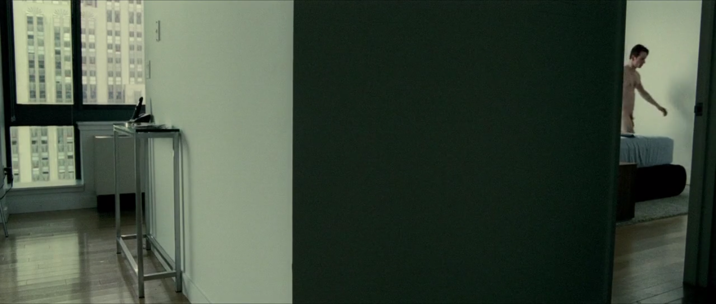 plan large de l'appartement avec Brandon qui arrive par la droite