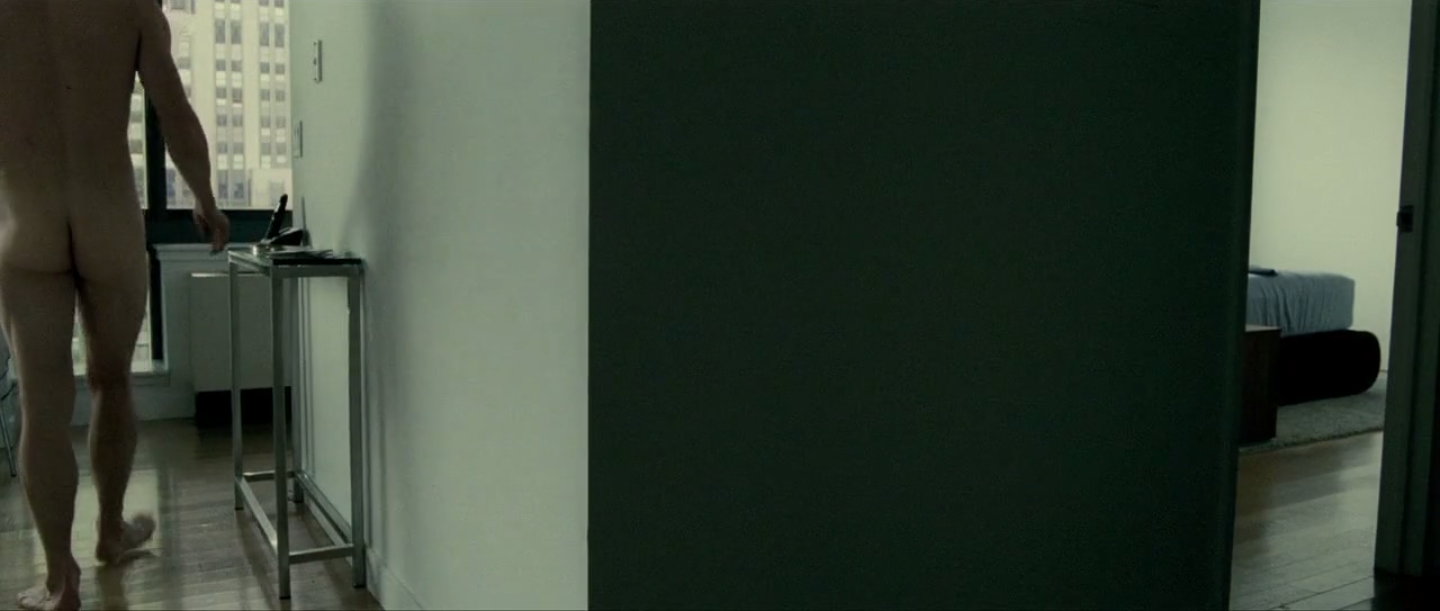 plan large de l'appartement avec Brandon qui repart par la gauche