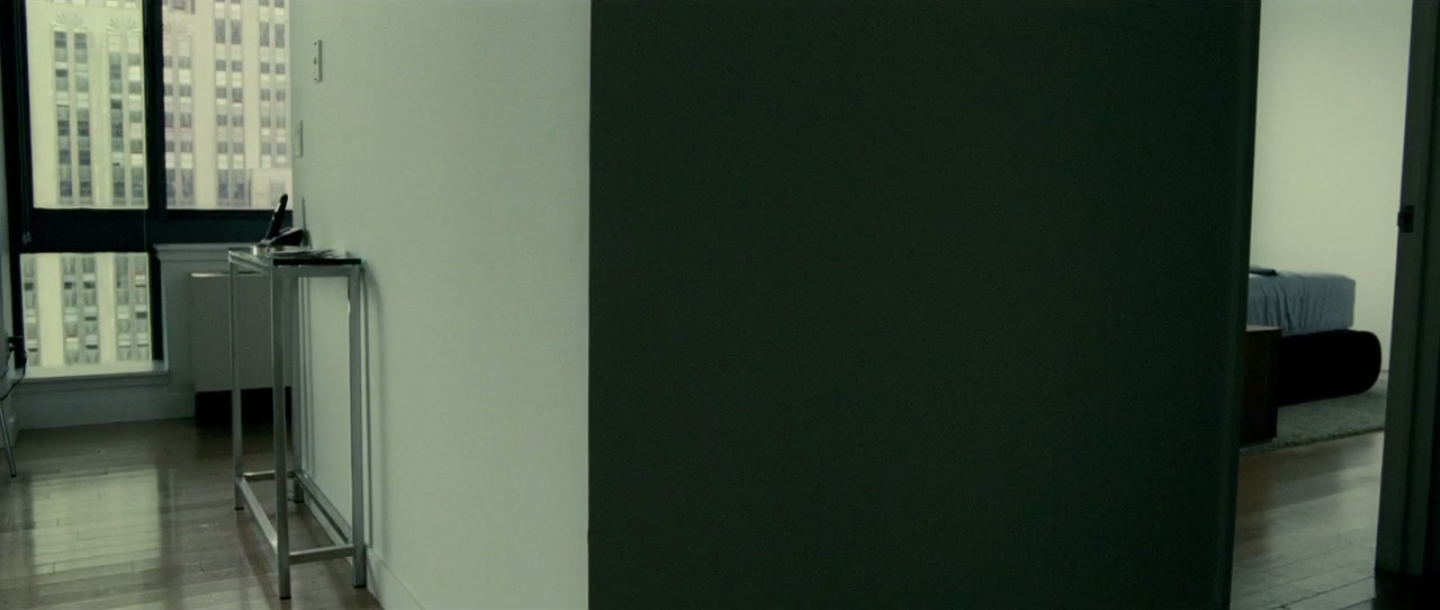 plan large de l'appartement. Brandon est hors champ