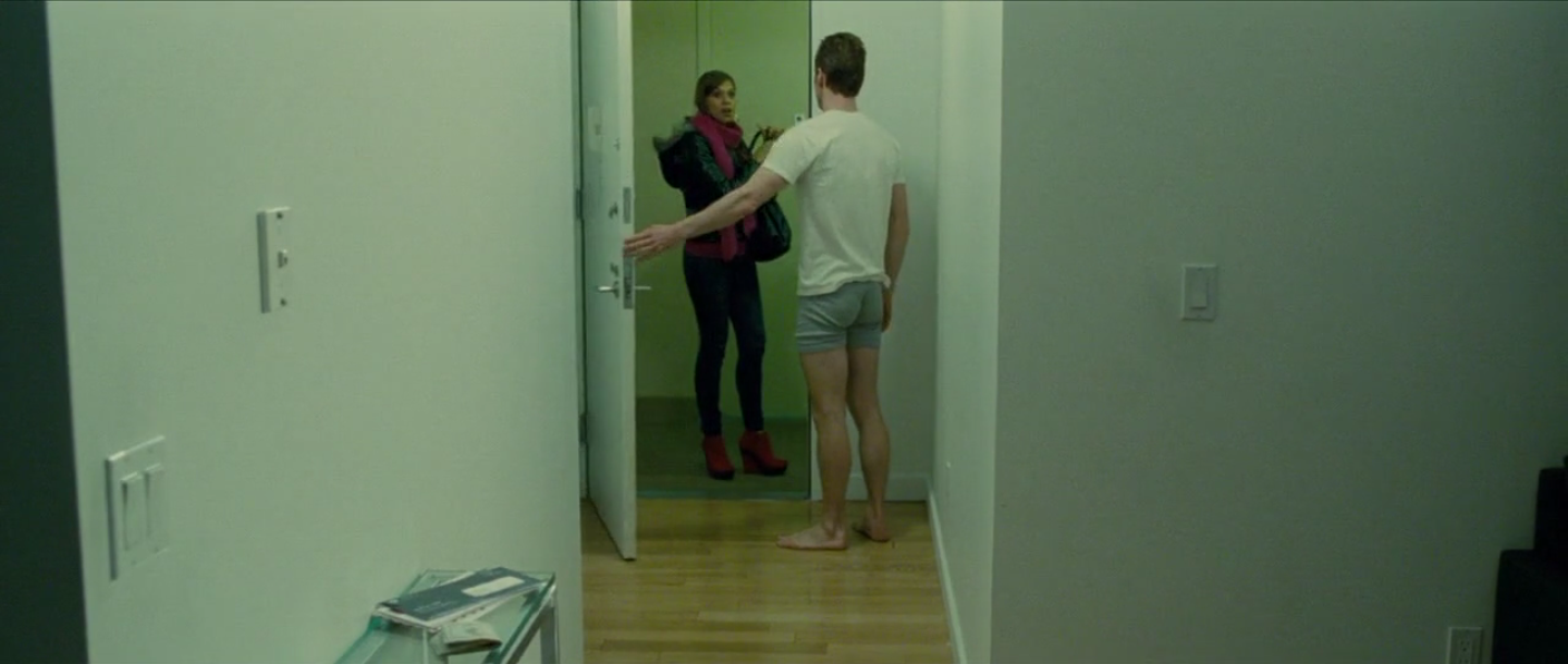 plan large de l'appartement. Brandon acceuille une jeune prostitué