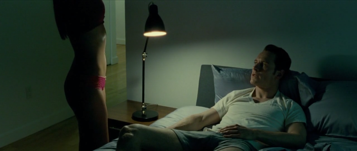 La prostituése déshabille devant lui