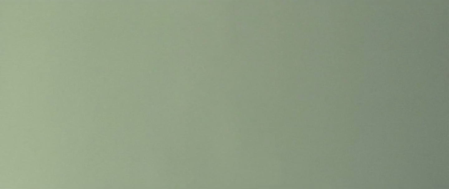 image blanche qui symbolise la lumière du jour dans l'appartement qui se reflète sur un mur