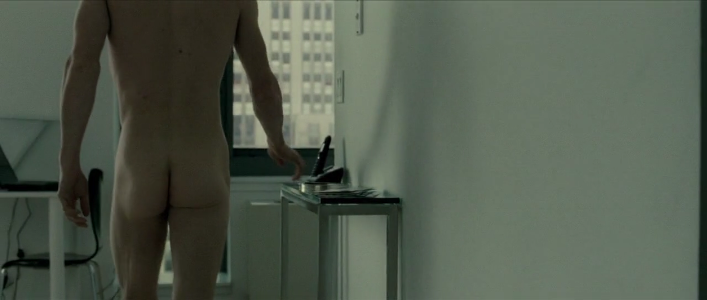 plan large de l'appartement. Brandon passe devant le téléphone