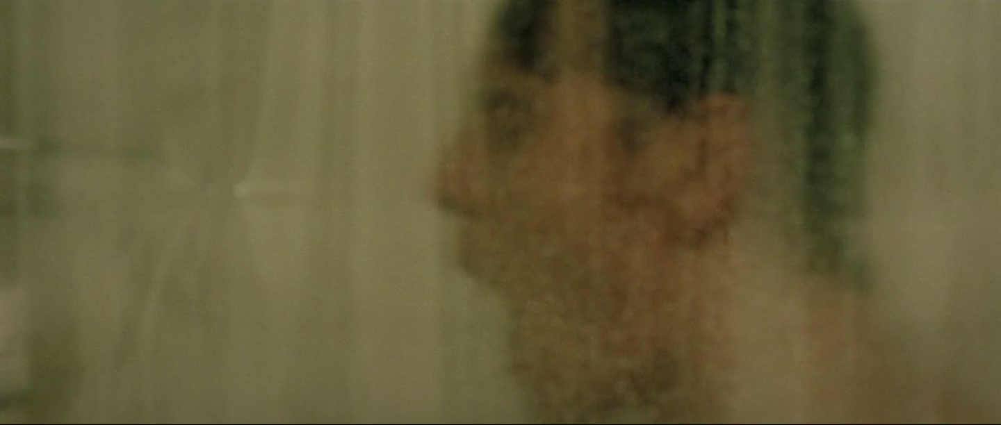 Gros plan sur Brandon dans la douche