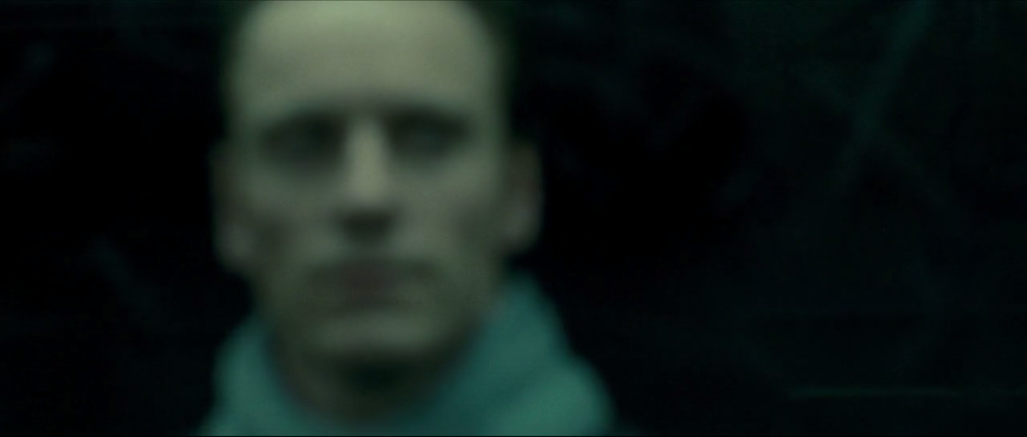 gros plan sur Brandon dans le métro. Son visage est flouté comme dans le plan précédent