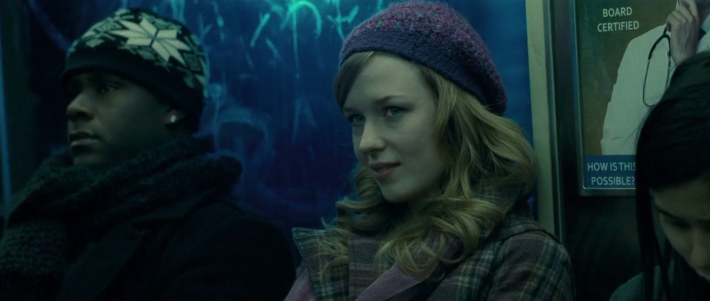 Gros plan sur la femme du métro