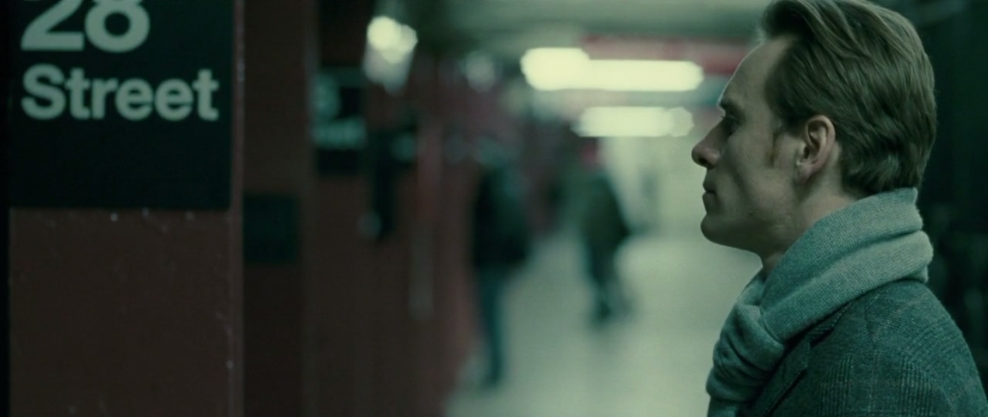 plan de profil sur Brandon attendant le métro