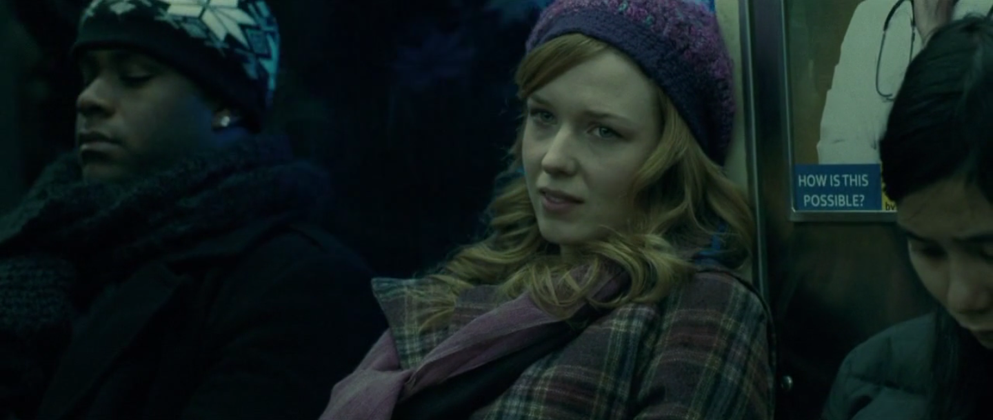 la caméra remonte sur le visage de la femme