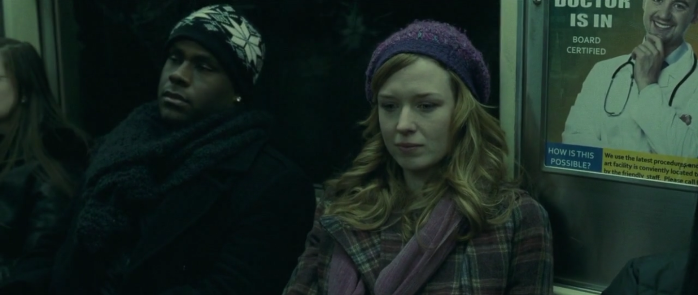 plongée sur la femme, hésitante et prête à se lever