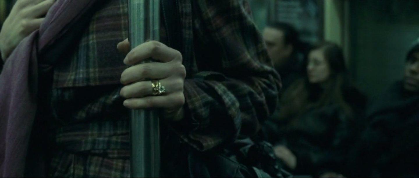 gros plan sur la main de la femme et sa bague