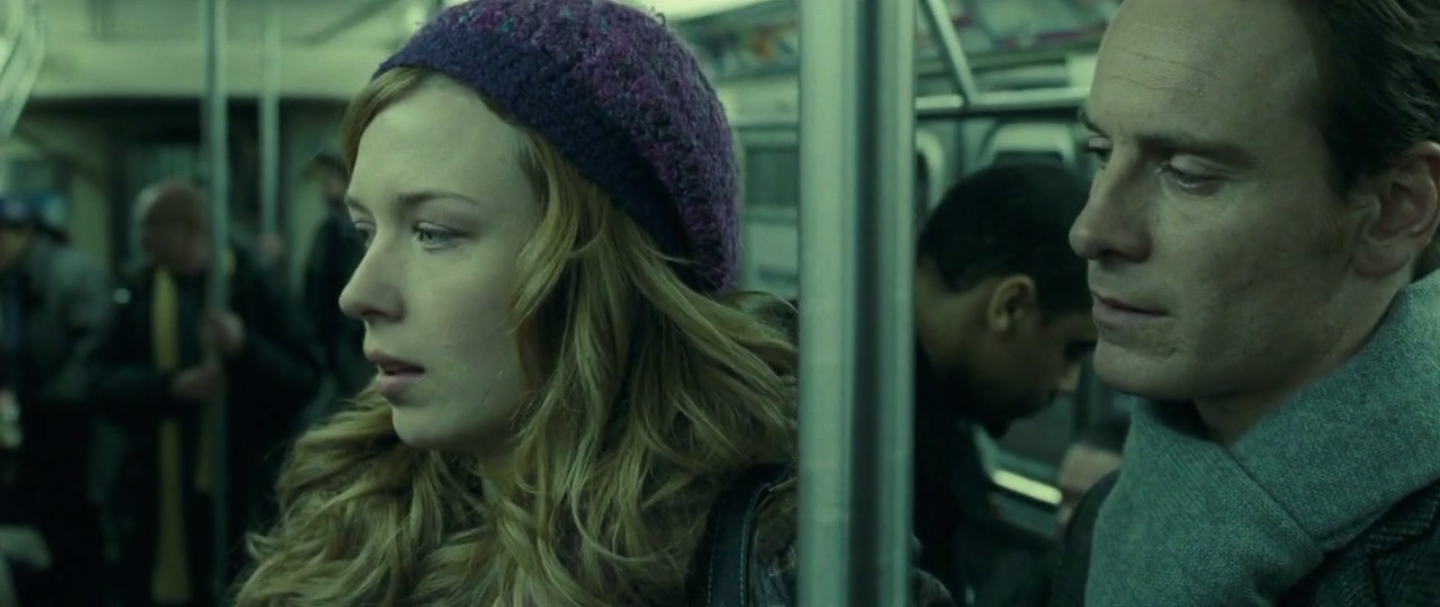 Brandon se tient derrière la femme