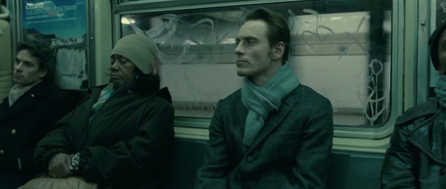 plan sur Brandon assis dans le métro