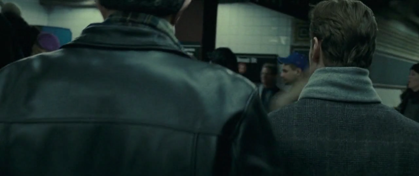 la caméra suit Brandon à travers la foule