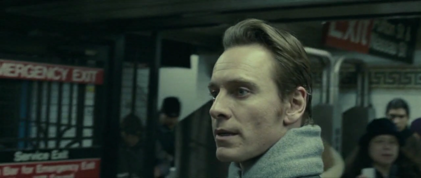 la caméra opère un mouvement circulaire autour de Brandon, qui a perdu la femme de vue