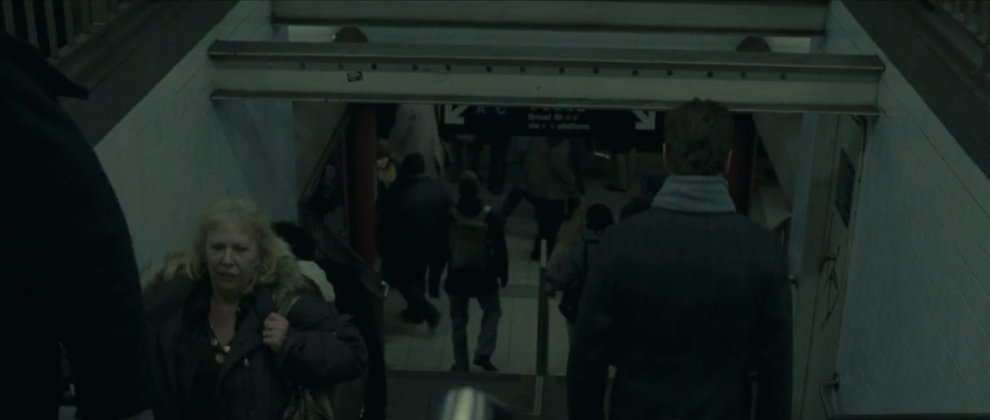 Brandon descend les escaliers. la caméra ne le suit plus