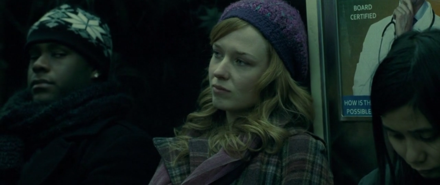 gros plan sur une femme assise en face