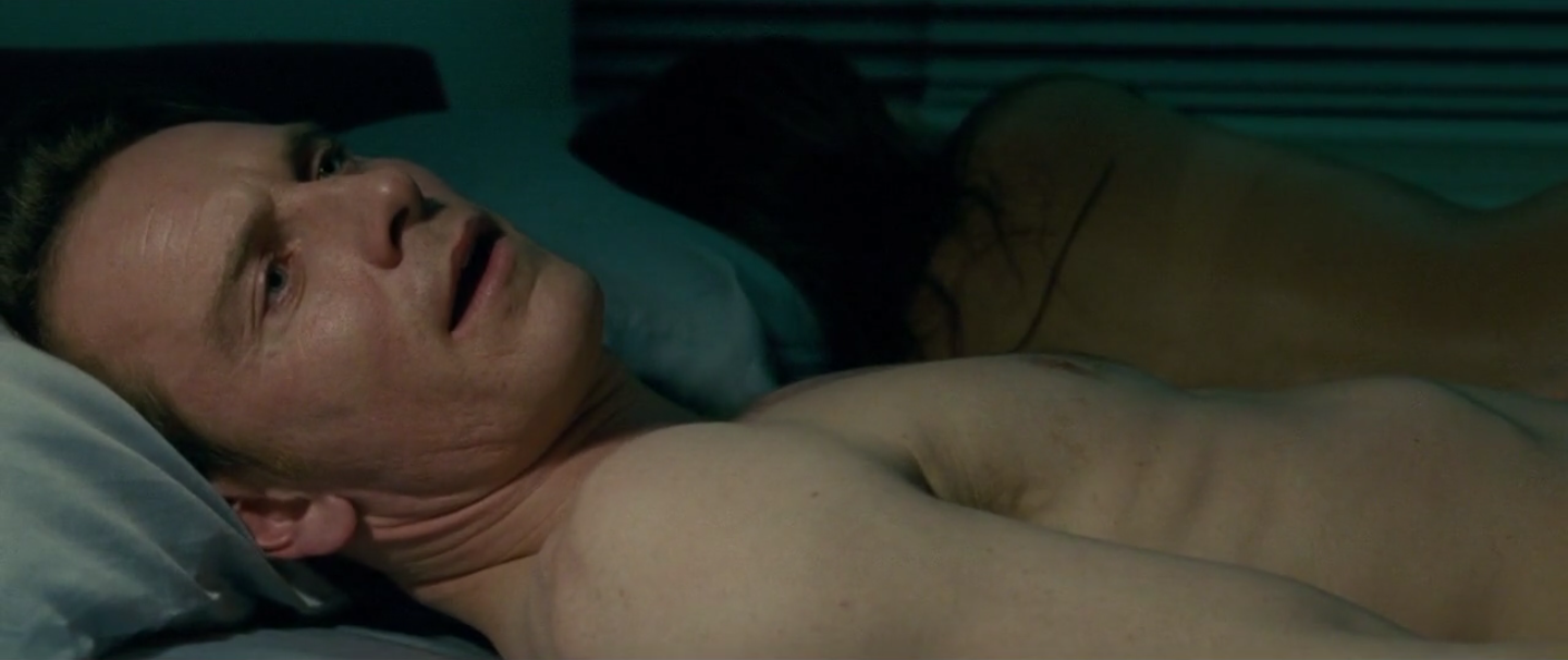 Brandon se retourne après la fin de l'acte sexuelles