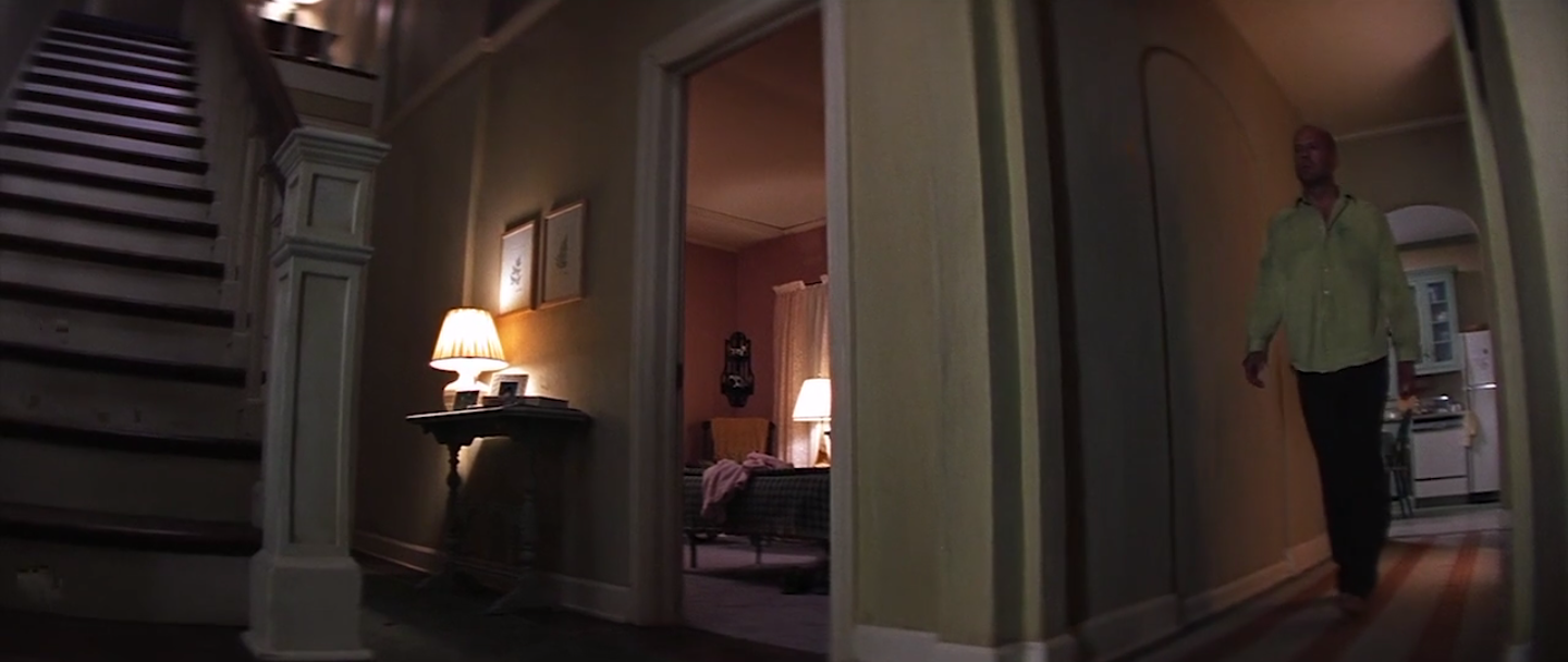 plan large avec David qui arrive par la droite pour monter l'escalier