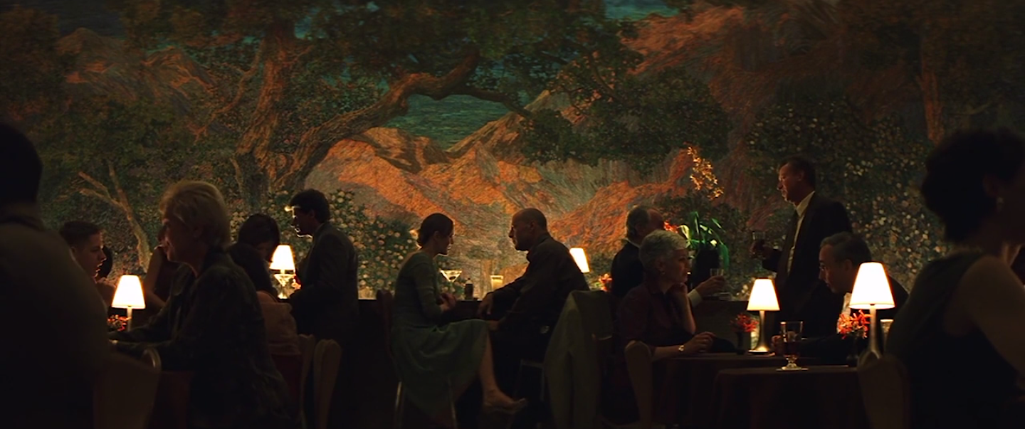 plan d'ensemble du restaurant et de David et Audrey au milieu du cadres