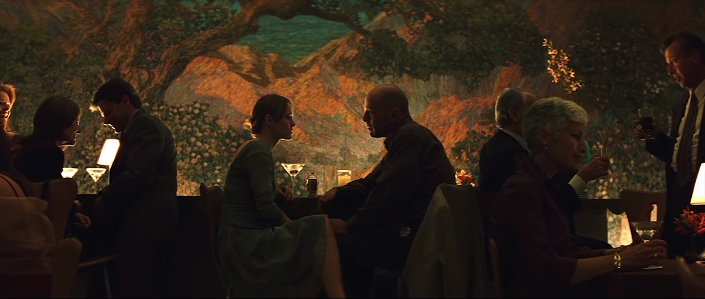 la caméra se rapproche encore plus