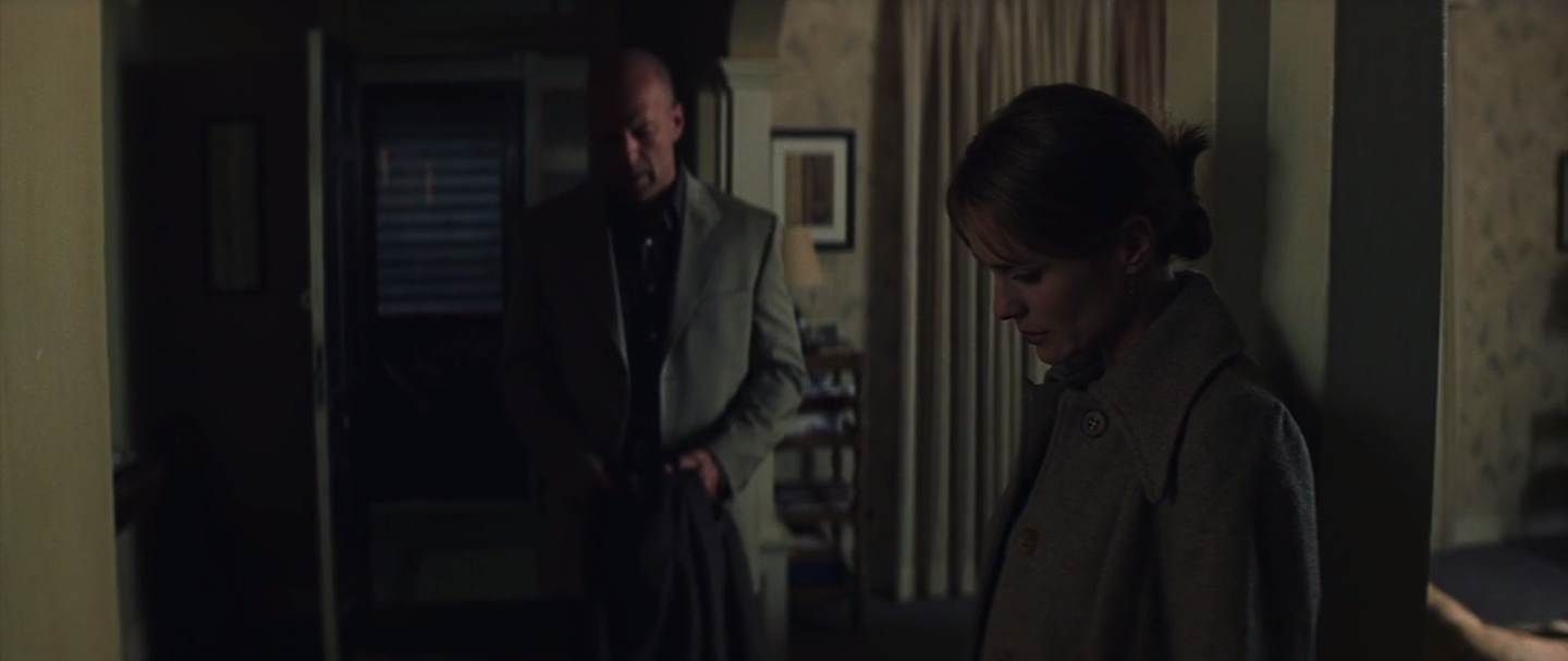 David et Audrey parlent dans l'entre de leur maison