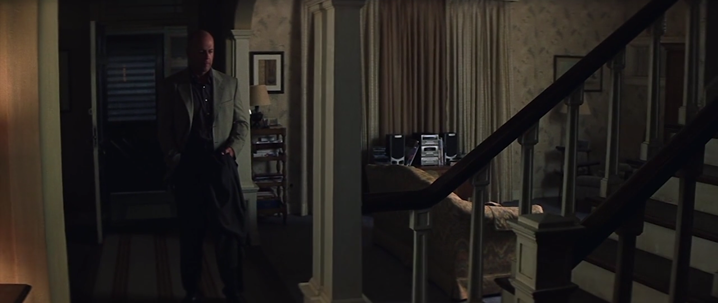 le même plan mais la caméra s'est éloigné. David est seul au coin supérieur gauche du cadre