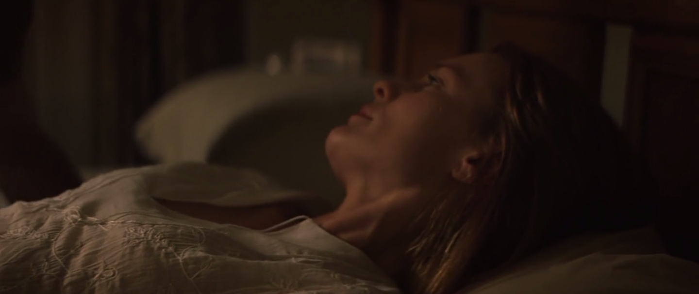 Audrey est au lit et regarde David