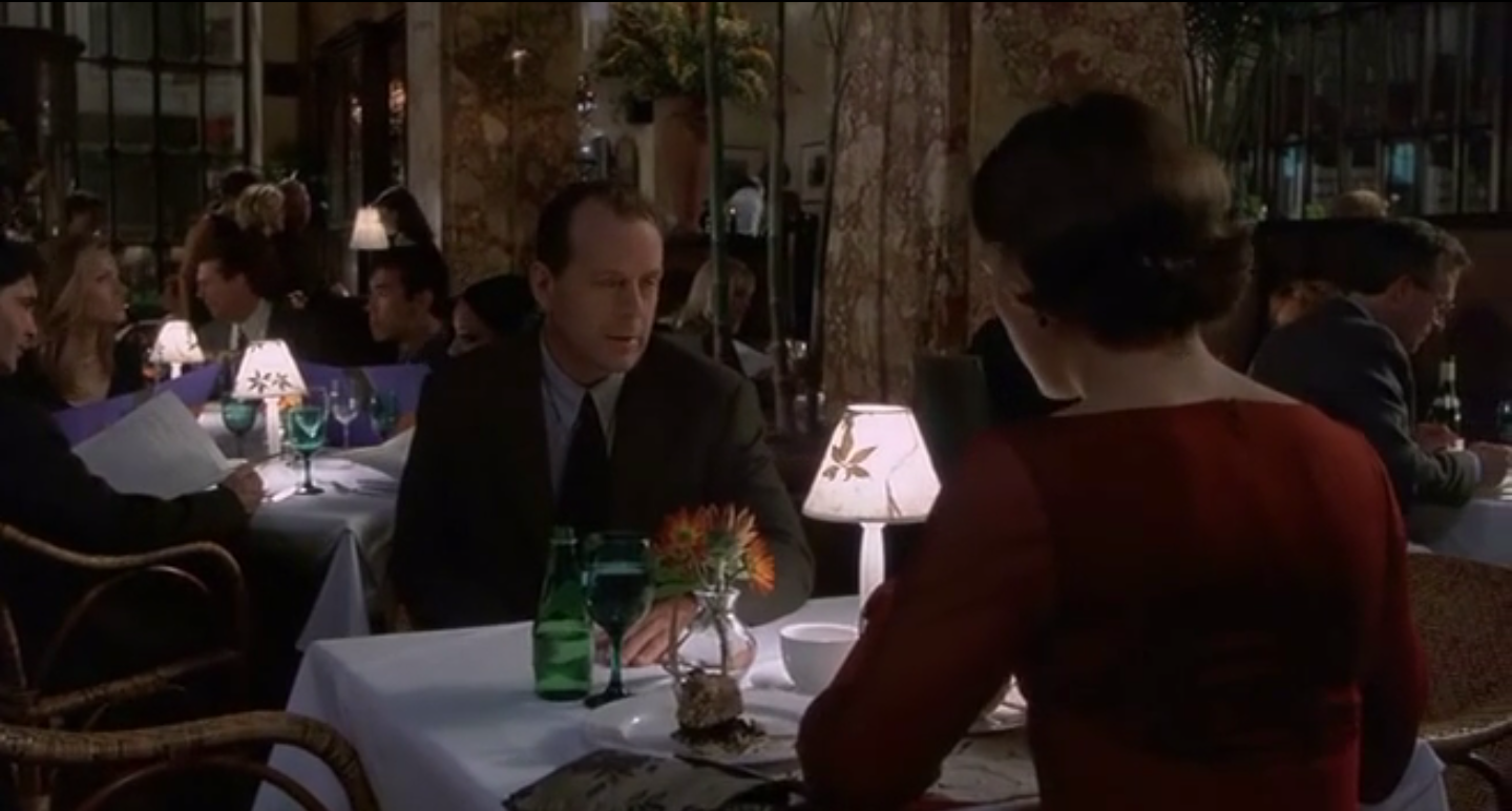 la caméra se rapproche de Malcolm pendant qu'il parle