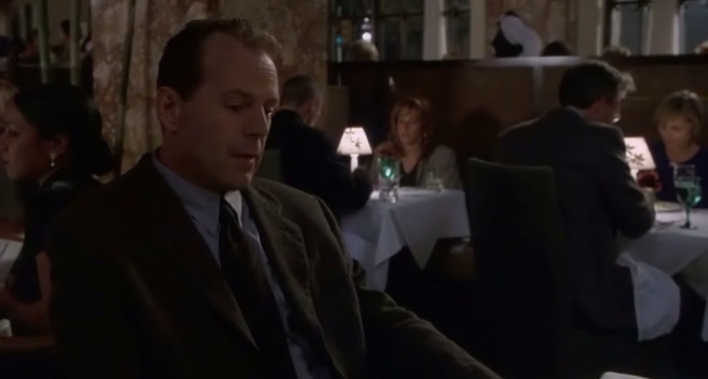 La caméra est maintenant très proche de Malcolm et il est de profil.