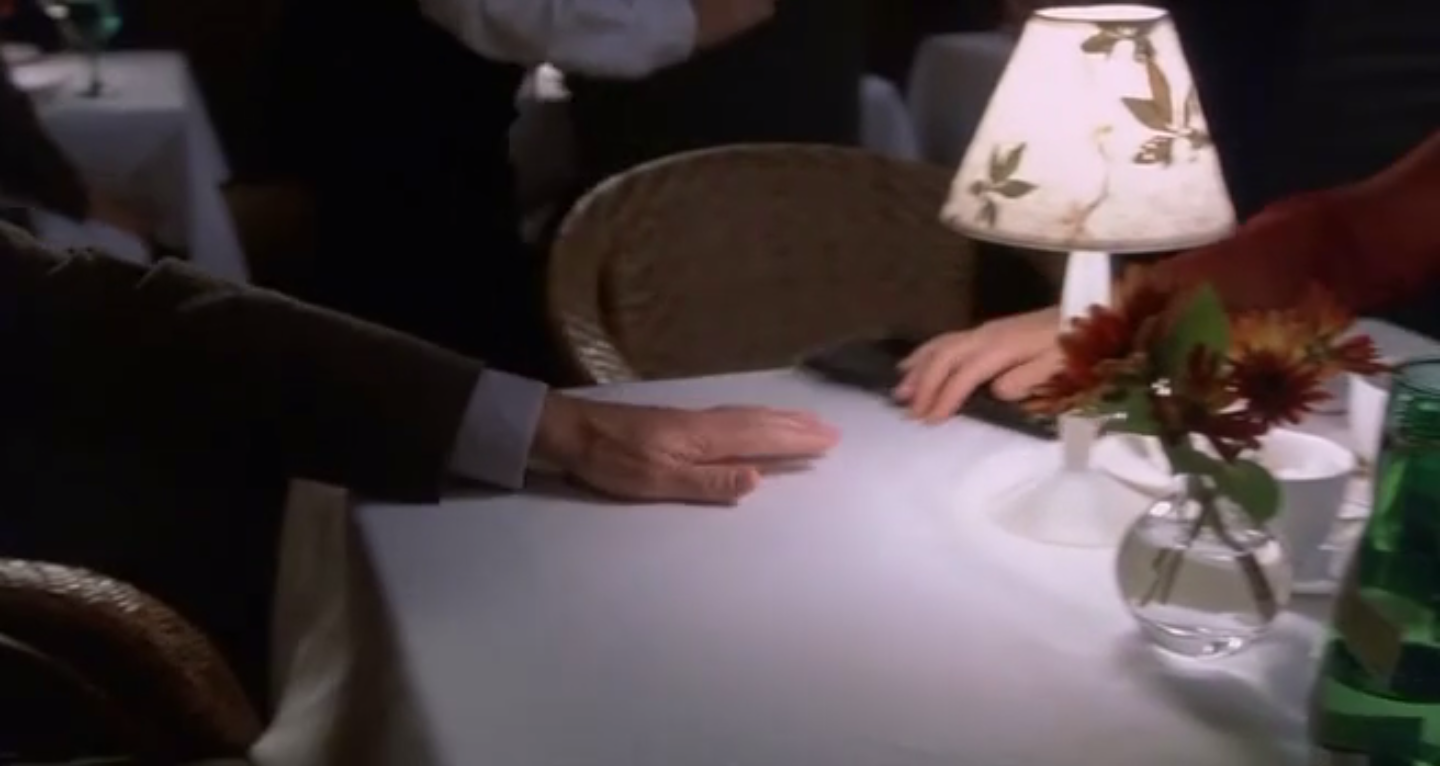 Malcolm tente de prendre l'addition mais sa femme est plus rapide