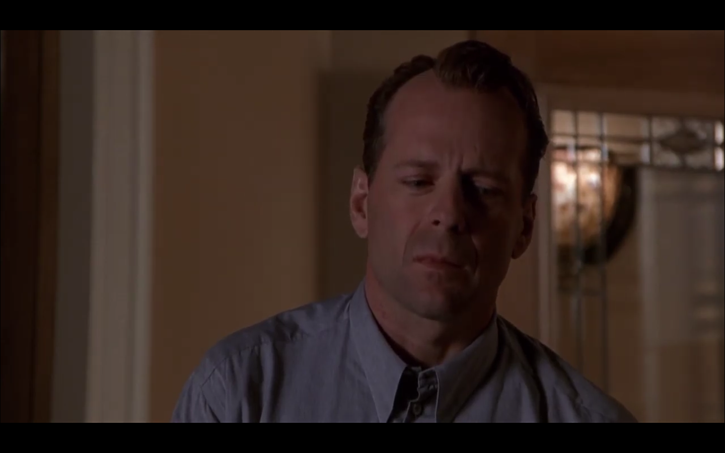 la caméra se rapproche de Malcolm pendant qu'il parle