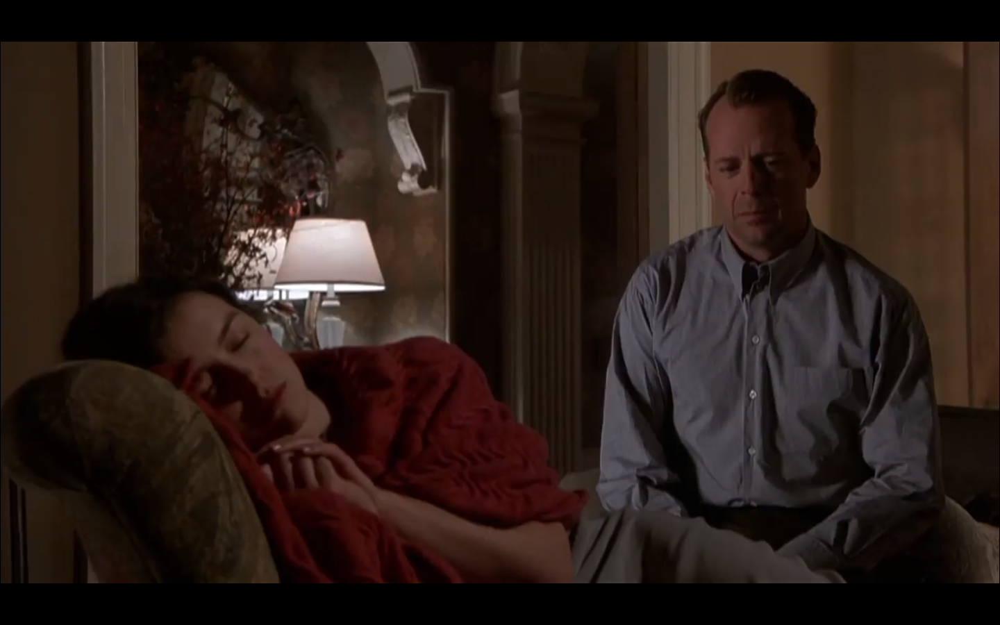 Malcolm tente de prendre l'addition mais sa femme est plus rapide