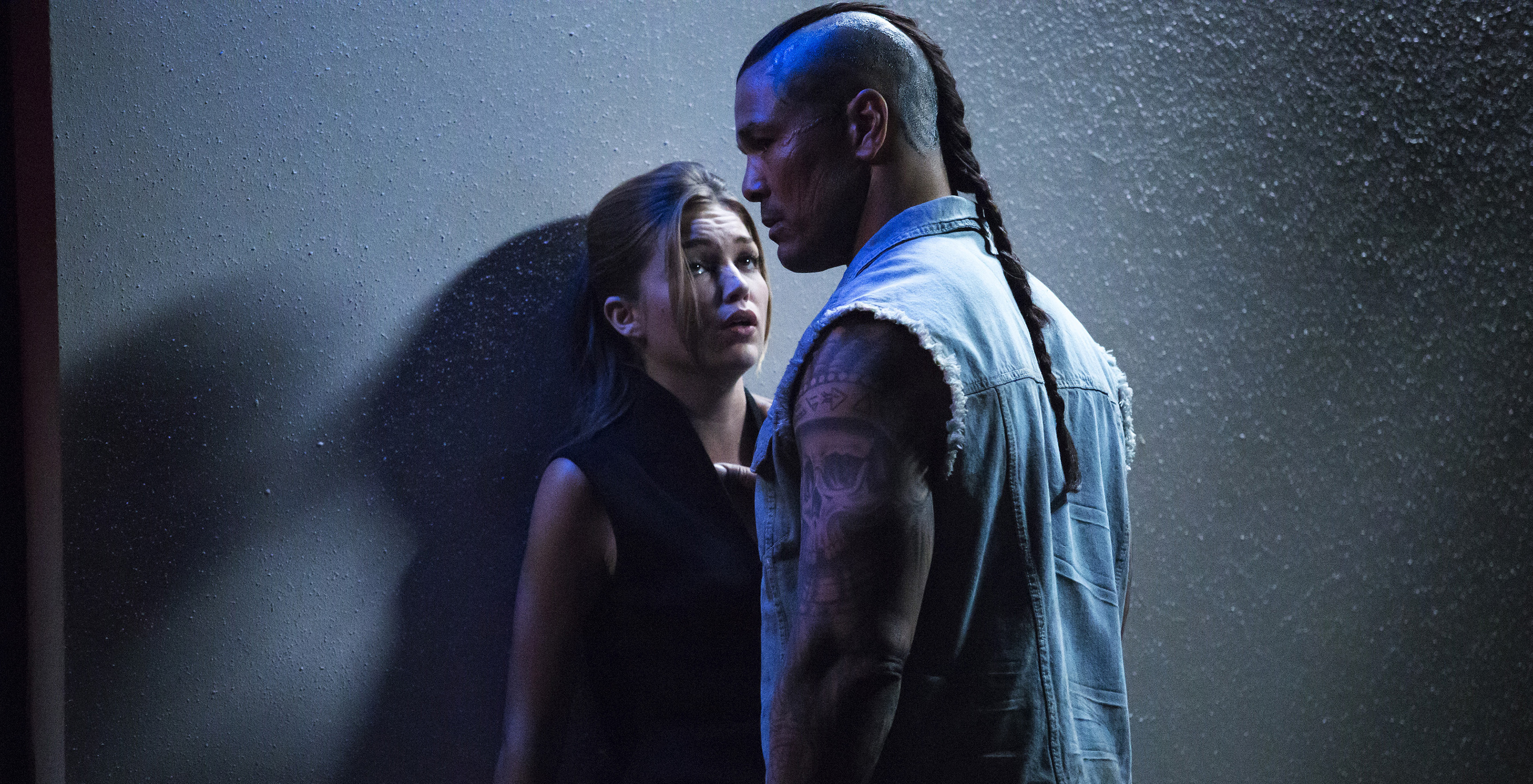 l'actrice Lili Simmons et l'antagoniste principal Chayton